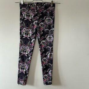 Divided  jeans covered with a rose design size 8 new without tags